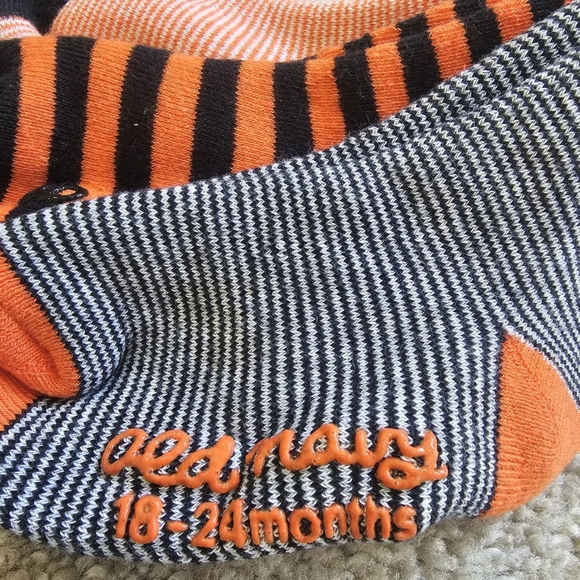 Kids Socks Old Navy 2 packs 6 pairs
3 pairs 18 - 24 months
3pairs 0-3 months - Picture 9 of 16